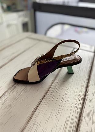 Босоніжки на невеличкому каблучку,kenzo, на ніжку 25.5 см,розмір 39,жодного разу не одягала2 фото