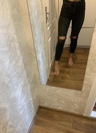 Серые джинсы с разрезами на коленях