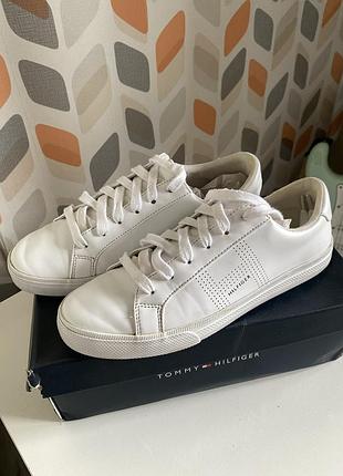 Кросівки tommy hilfiger.