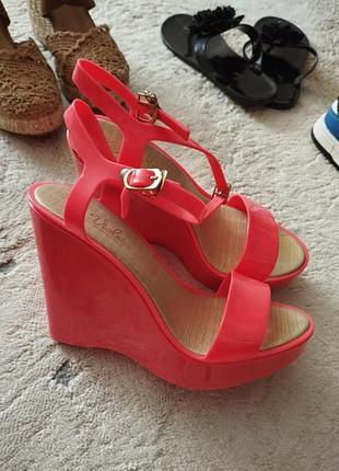 Босоніжки яскраво рожеві