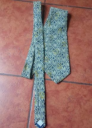 Галстук из натурального шелка от известного бренда moschino , состояние нового