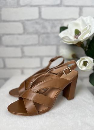 Шикарні босоніжки