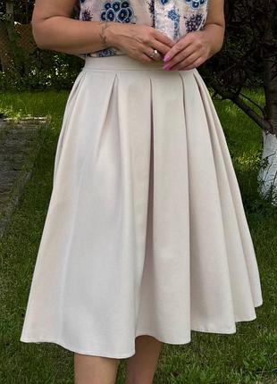 Кремовая юбка миди с карманами