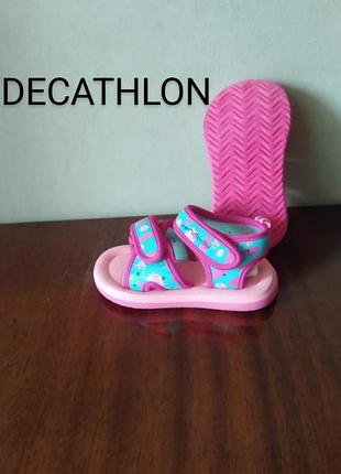 Босоножки сандалии бренда франциии decathlon принт лилии. 79 6,5. eur.  24