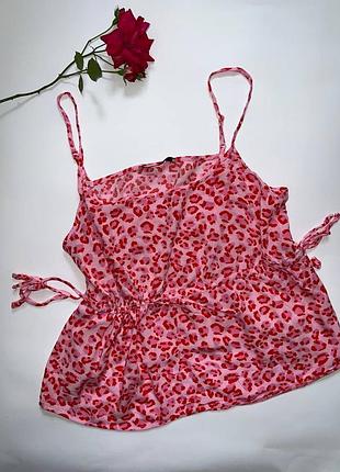 Топ в леопардовому стилі .збоку є завʼязочки для регулювання. ідеальний стан.розмір s-m