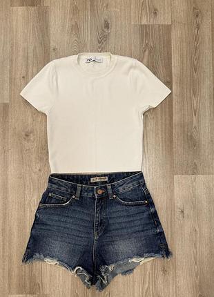 Фірмові джинсові шорти+ футболка. zara. розмір 34(s)