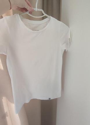 Біла базова футболка