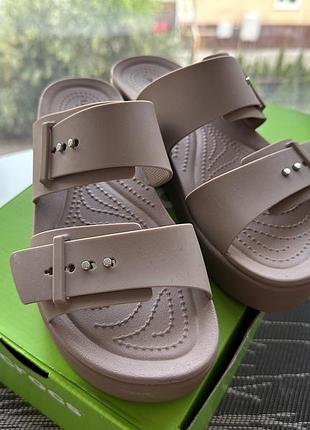Жіночі шльопанці crocs brooklyn buckle low wedge, розмір 39-40 (25 см), колір lte