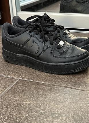 Жіночий обув nike air force класичний розміру 36.5, чорного кольору. шнурці чорного кольору