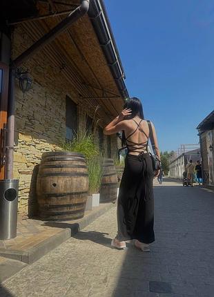 Чорне плаття з відкритою спиною на шлейках.