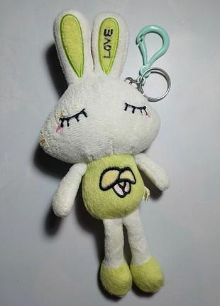 Зайка белая салатовая мультяшная мягкая игрушка брелок на сумочку девочке.