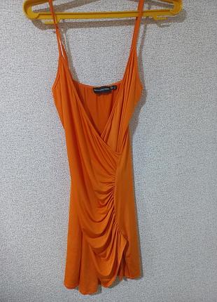 Яскрава сукня