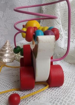 Игрушка деревянная каталка на колесиках утка на веревочке уточка9 фото