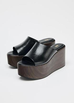 Босоніжки на танкетці zara