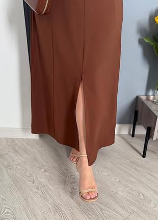 Летнее длинное платье с коротким рукавом поясом и разрезом спереди