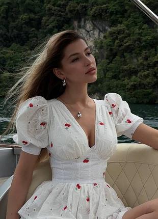 Комбинезон, который выглядит как мини-платье — то что надо для стильных образов. легкий, воздушный, с м