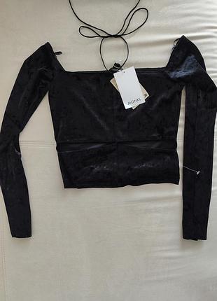 Черный велюровый топ с разрезами