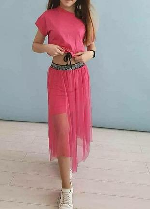 Укороченная футболка и юбка с фатином