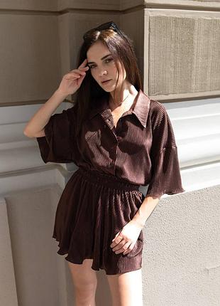 Летний костюм с шортами и рубашкой