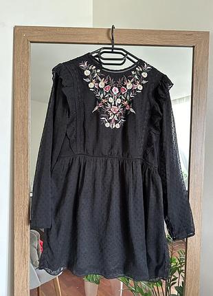 Сукня з вишивкою zara