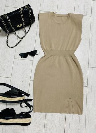 Жіноче плаття в бежевому кольорі в мілкий рубчик з припіднятими плечами розмір s