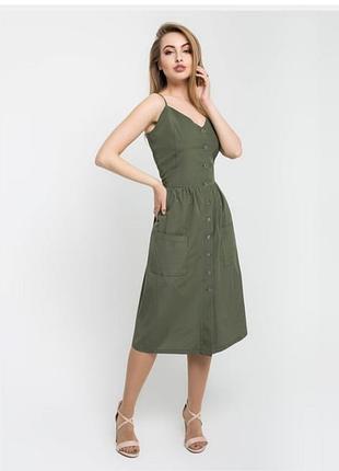 Платье на пуговицах цвета хаки на бретелях