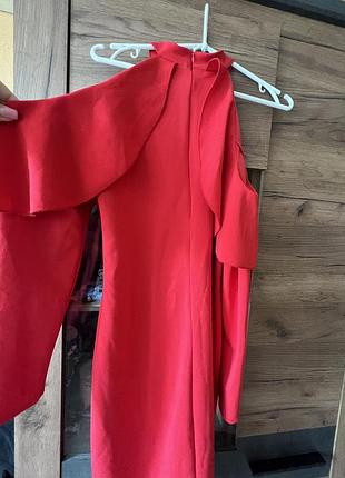 Сукня насичено червоно кольору з відкритими плечима