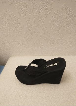 Шлепанци на танкетке