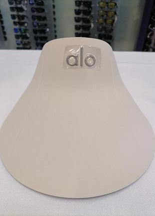 Козирьок молочний