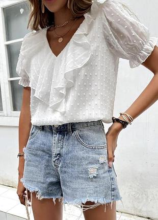 Біла літня напівпрозора блуза з коротким рукавом та воланами