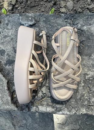 Босоніжки жіночі бежеві на платформі з ремінцями