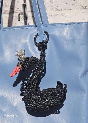 Брелок на сумку лебідь із рафії чорний handmade4 фото