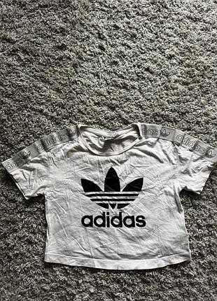 Скорочена футболка adidas
