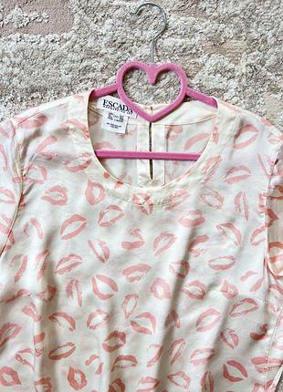 Escada margaretha ley cream pink silk lipstick print- це високоякісна та виразна блуза,4 фото