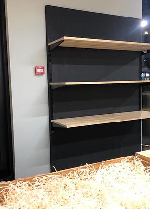 Стелаж в магазин з навісними полицями. навісні полиці в магазин. полиці з дерева для комерційних цілей