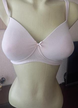 Качественный  бежевый хлопковый комфортный бюстгалтер  с уплотненной чашечкой без косточек.,80с, m&s.