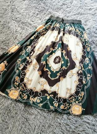 Спідниця довжини міді пліссе з легкої тканини відомий впізнаваємий принт