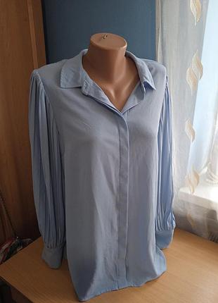 Блакитна блуза з широкими рукавами