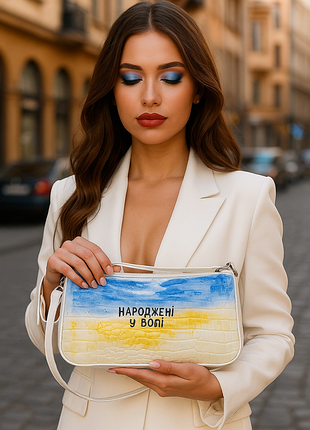 Біла  жіноча сумочка з патріотичним розписом."народжені у волі".