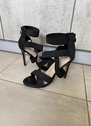 Шикарні босоніжки