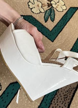 Лакові босоніжки