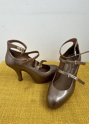 Ботинки для настоящей поплевки от легендарной vivienne westwood в колоборации с melissa