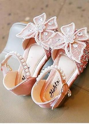 Дитячі босоніжки на дівчинку колір білий