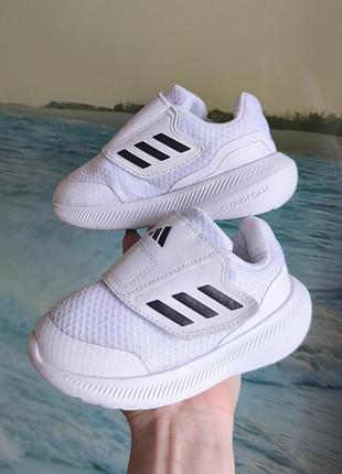 Кросівки adidas,24 р, індонезія