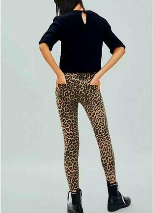 Джинсы в леопардовый принт