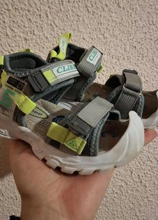 Босоніжки, сандалі