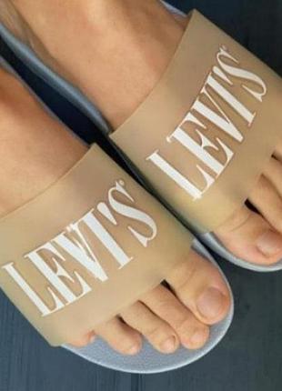 Стильні шльопанці сабо тапки бренду levi's з написом бренду.   uk. 8    eur    40