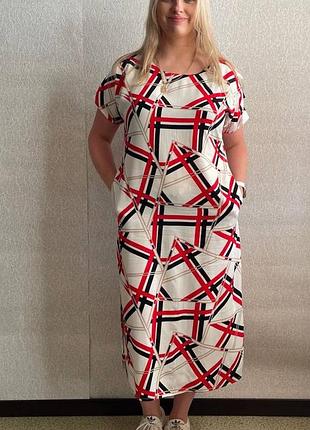 Довга сукня з асиметричним вирізом та оригінальним рукавом червона