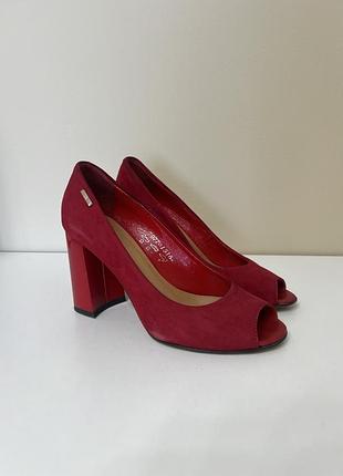 Босоніжки на каблуку. розмір 36