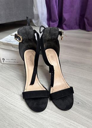 Туфлі босоніжки vices